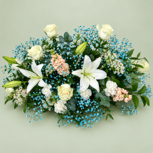 Centro floral de liliums y rosas blancas