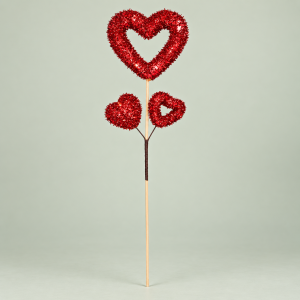 Complemento floral de corazones rojos