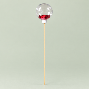 Bola transparente con corazones rojos